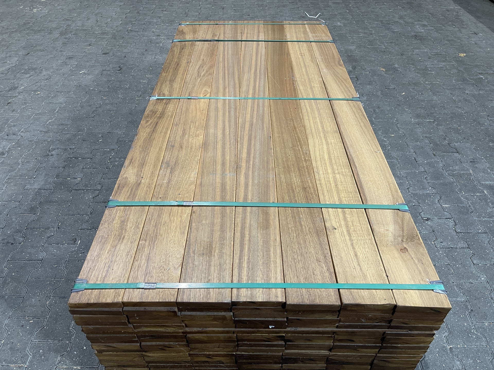 Ca. 81x Guyana Teak Planken Geschaafd, 25x140mm, lengte 185cm